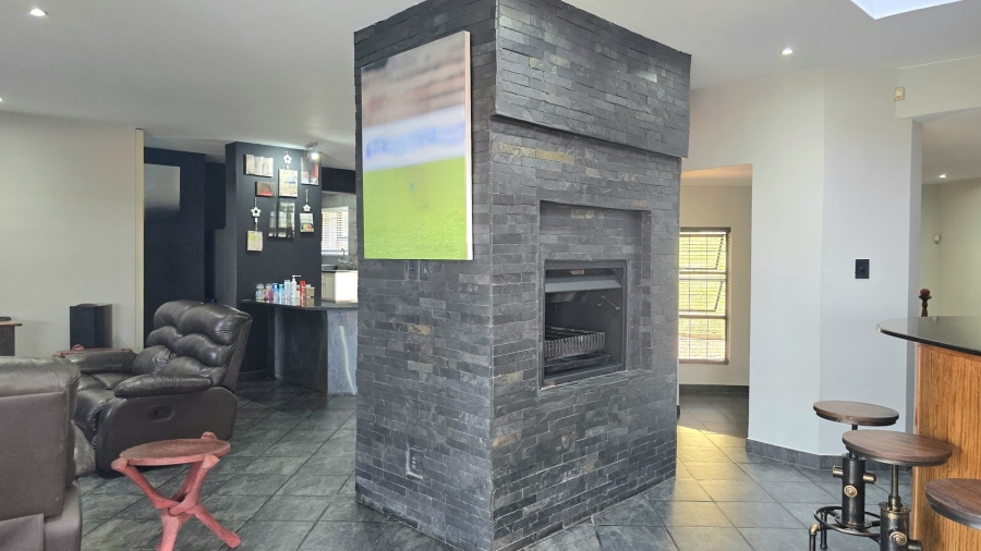 To Let 4 Bedroom Property for Rent in Waterkloof Ridge Gauteng