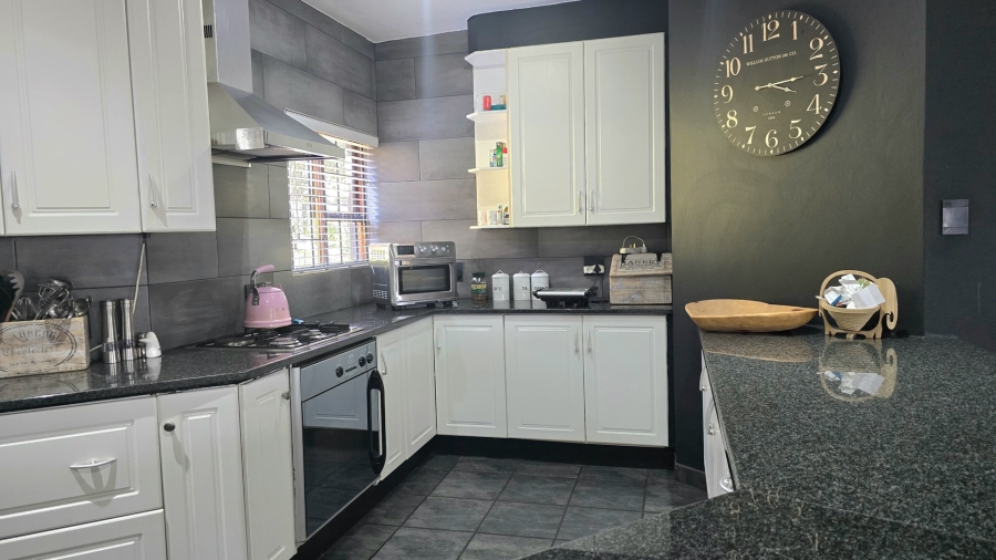 To Let 4 Bedroom Property for Rent in Waterkloof Ridge Gauteng