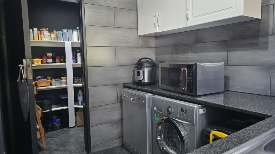 To Let 4 Bedroom Property for Rent in Waterkloof Ridge Gauteng