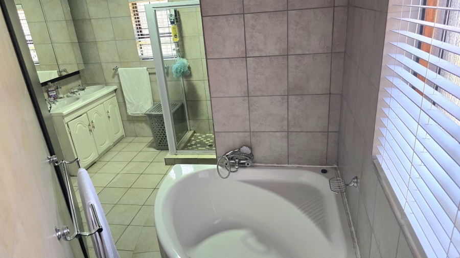 To Let 4 Bedroom Property for Rent in Waterkloof Ridge Gauteng