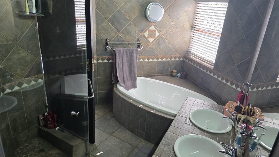 To Let 4 Bedroom Property for Rent in Waterkloof Ridge Gauteng