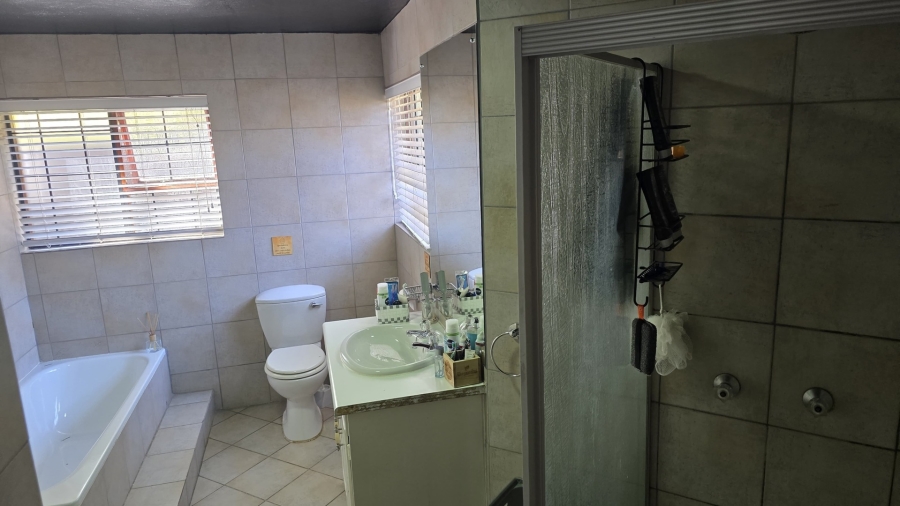 To Let 4 Bedroom Property for Rent in Waterkloof Ridge Gauteng