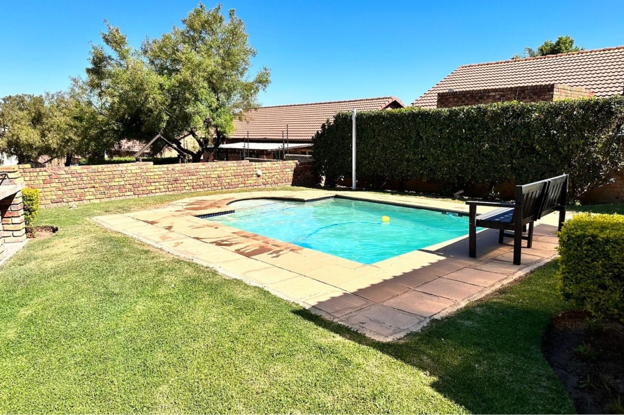 To Let 2 Bedroom Property for Rent in North Riding Gauteng