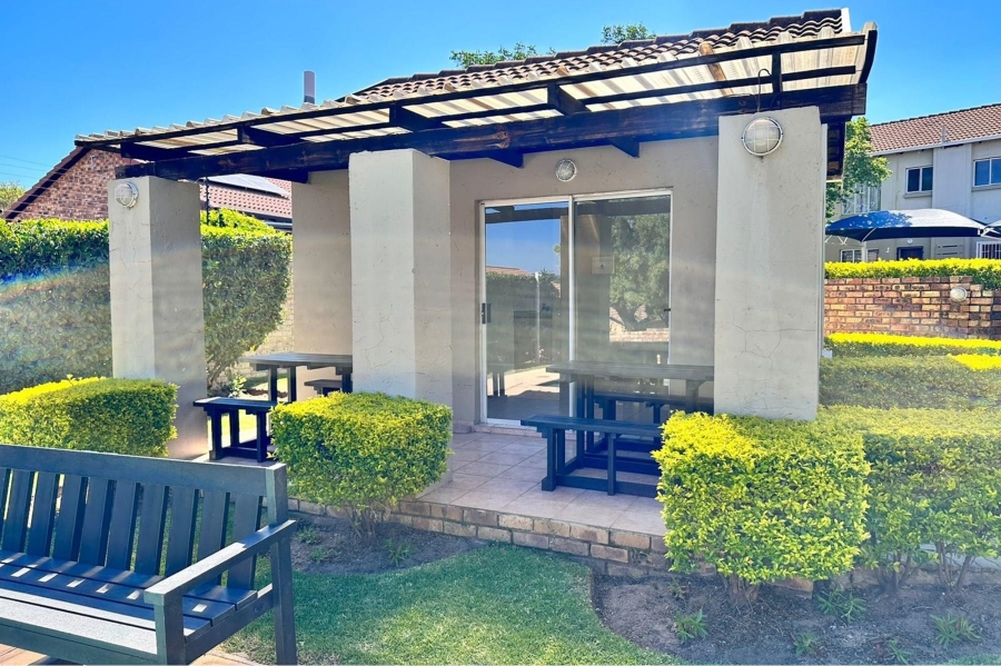 To Let 2 Bedroom Property for Rent in North Riding Gauteng