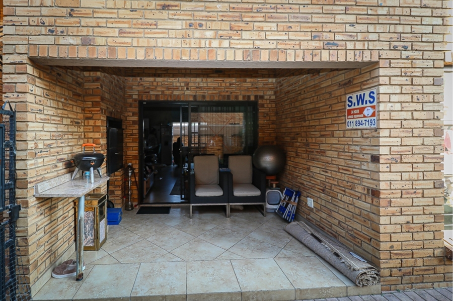 2 Bedroom Property for Sale in Ravenswood Gauteng