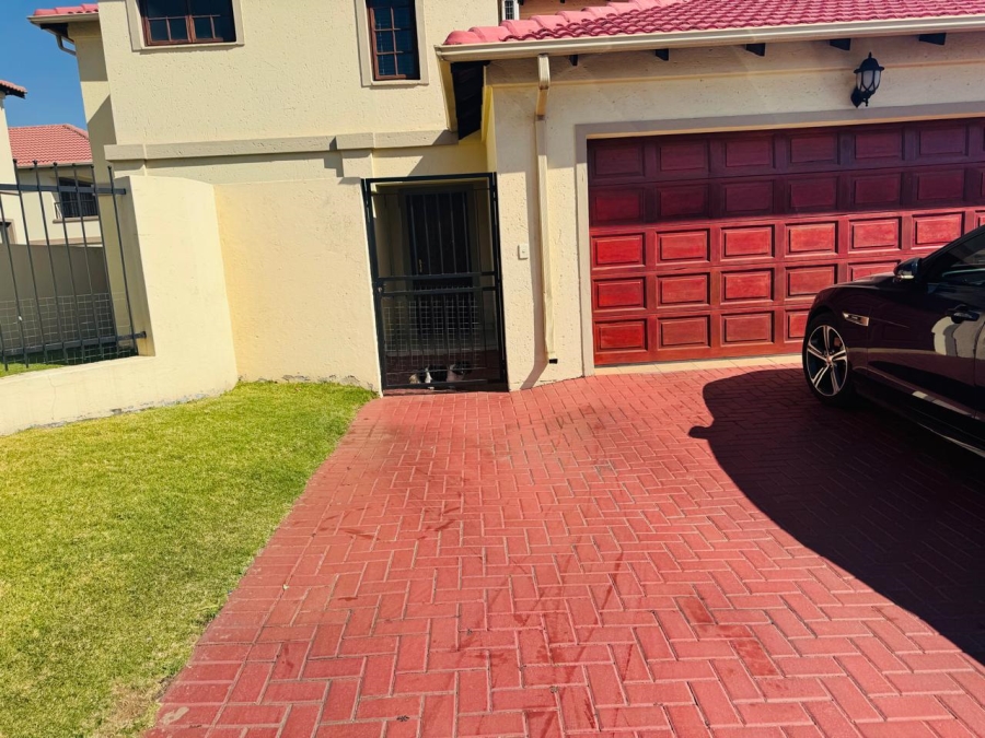 To Let 3 Bedroom Property for Rent in Noordwyk Gauteng