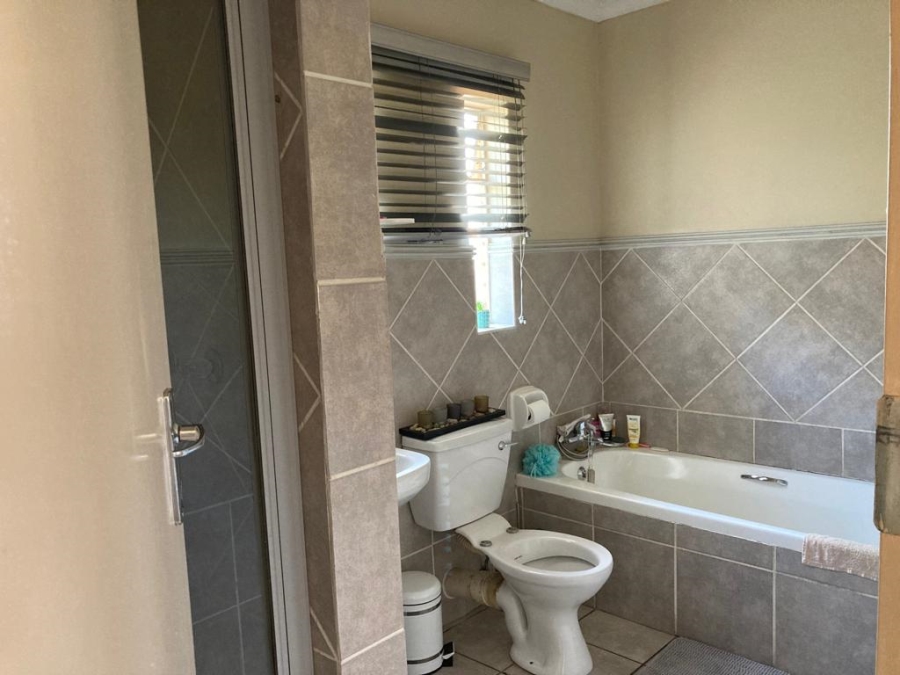 To Let 2 Bedroom Property for Rent in Garsfontein Gauteng
