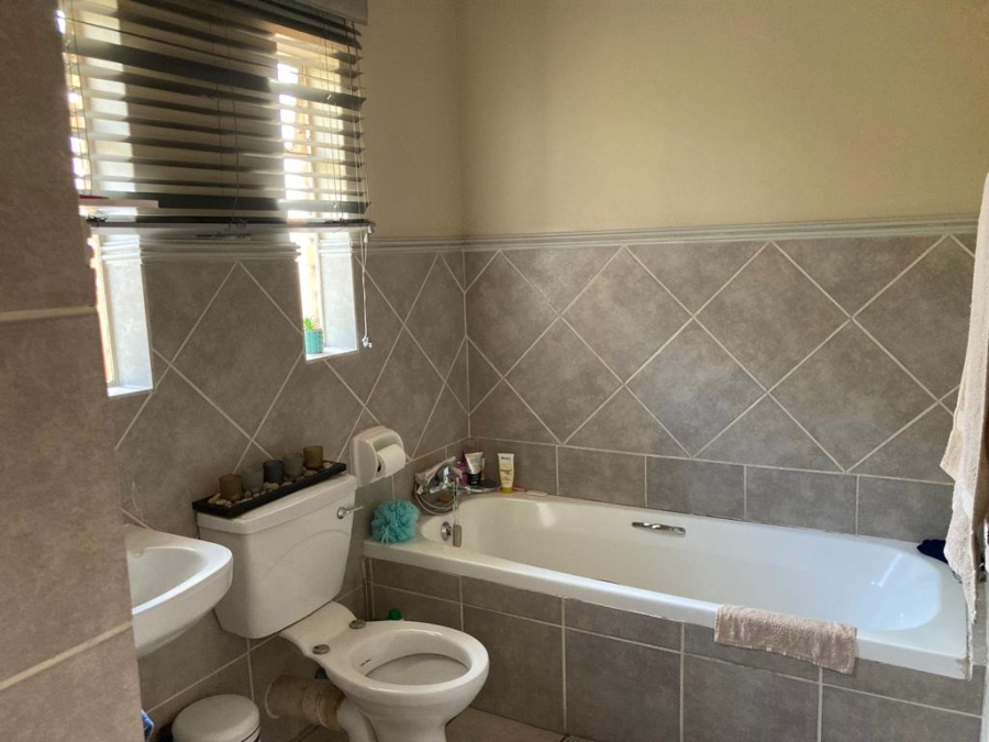 To Let 2 Bedroom Property for Rent in Garsfontein Gauteng
