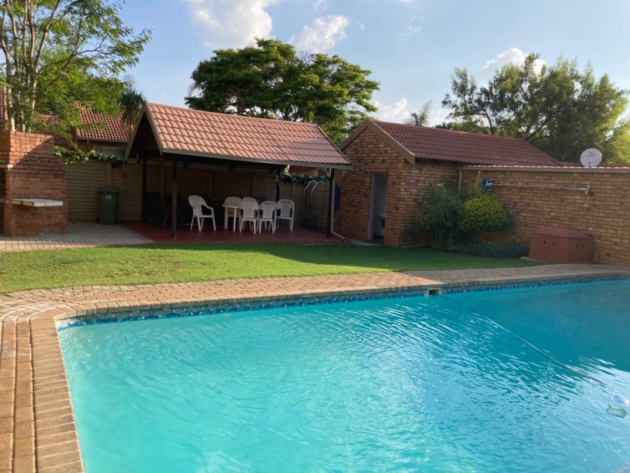 To Let 2 Bedroom Property for Rent in Garsfontein Gauteng