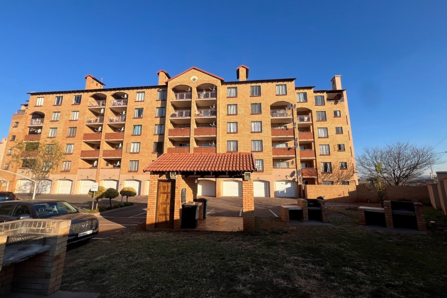 To Let 2 Bedroom Property for Rent in Die Hoewes Gauteng