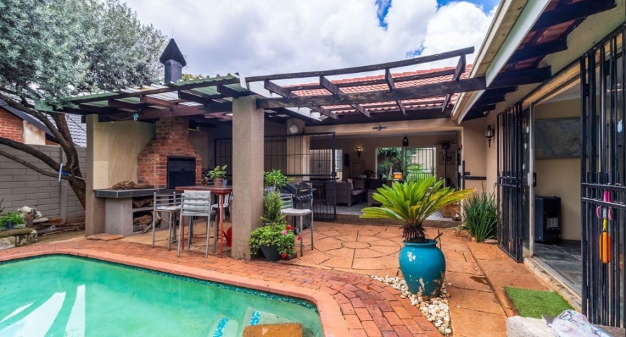 3 Bedroom Property for Sale in Buurendal Gauteng