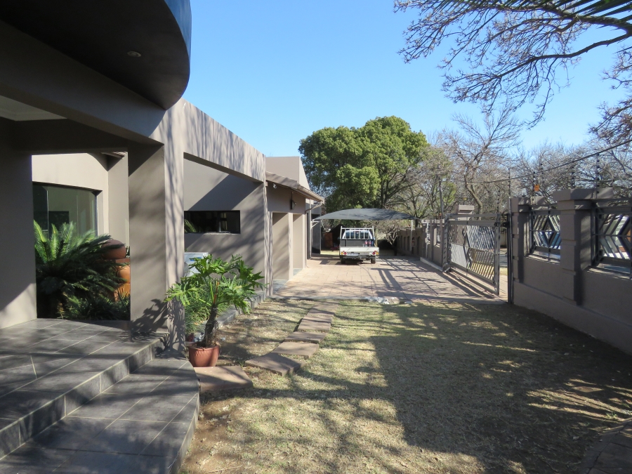 6 Bedroom Property for Sale in Westdene Gauteng