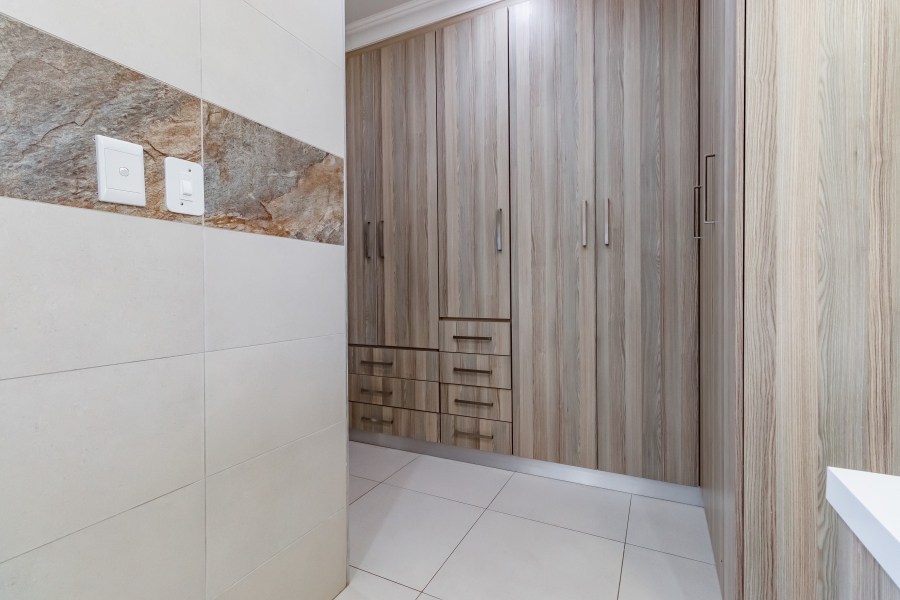 5 Bedroom Property for Sale in Midstream Hill Gauteng
