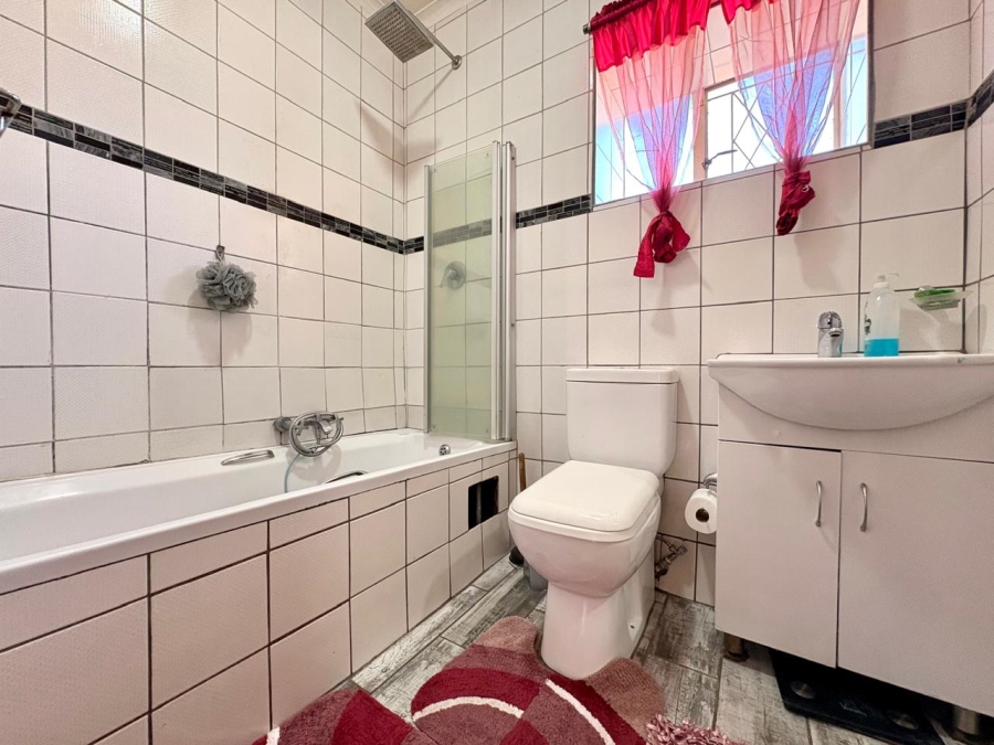 2 Bedroom Property for Sale in Dayanglen Gauteng