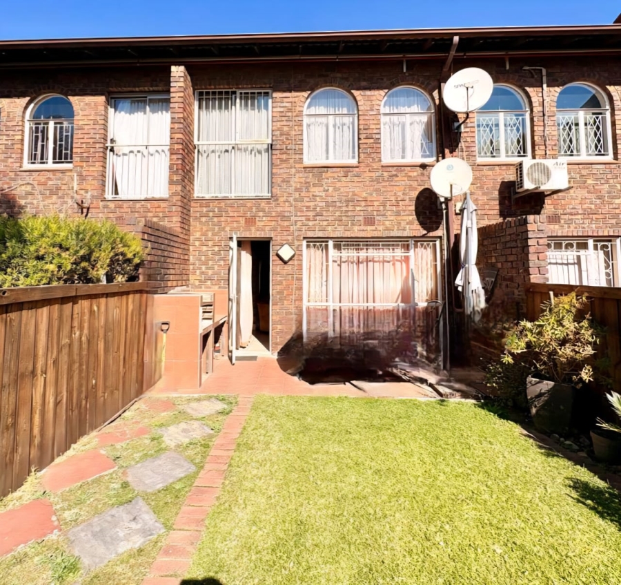 2 Bedroom Property for Sale in Dayanglen Gauteng