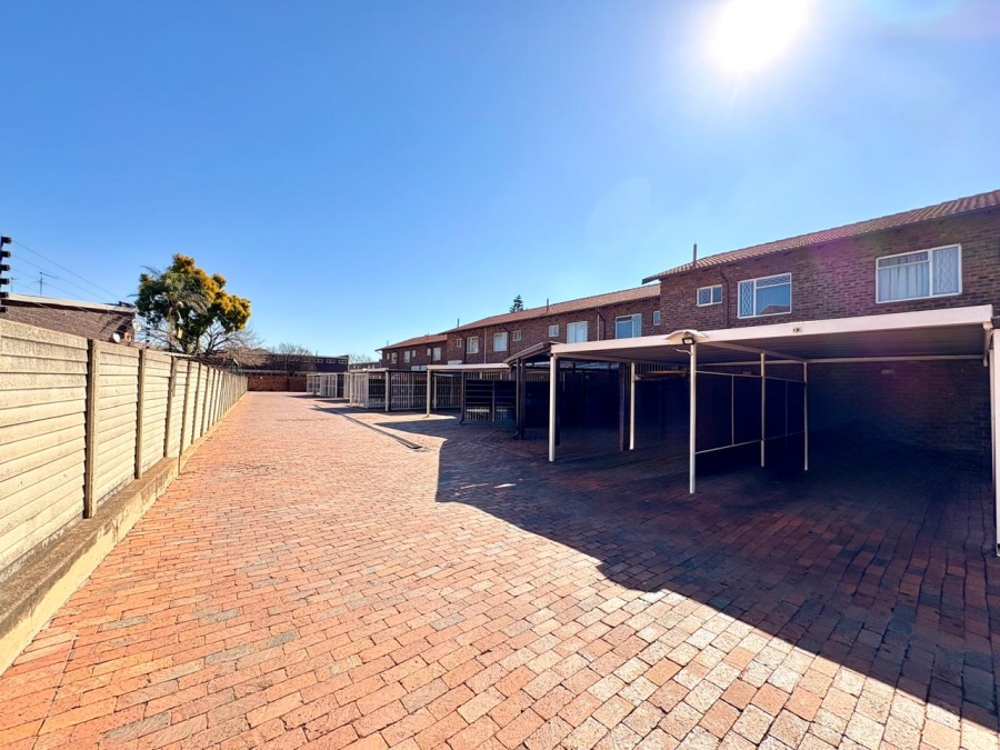 2 Bedroom Property for Sale in Dayanglen Gauteng