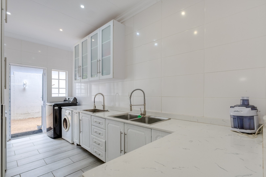 To Let 5 Bedroom Property for Rent in Lonehill Gauteng
