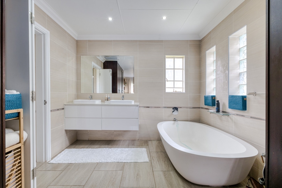 To Let 5 Bedroom Property for Rent in Lonehill Gauteng