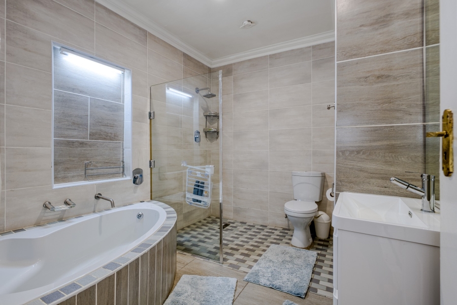 To Let 5 Bedroom Property for Rent in Lonehill Gauteng
