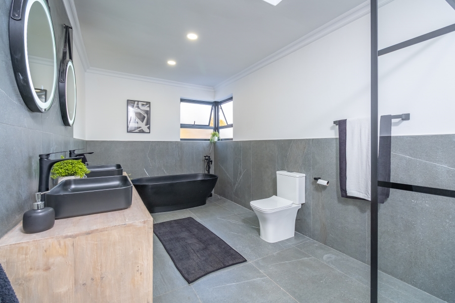 4 Bedroom Property for Sale in Roodekrans Gauteng