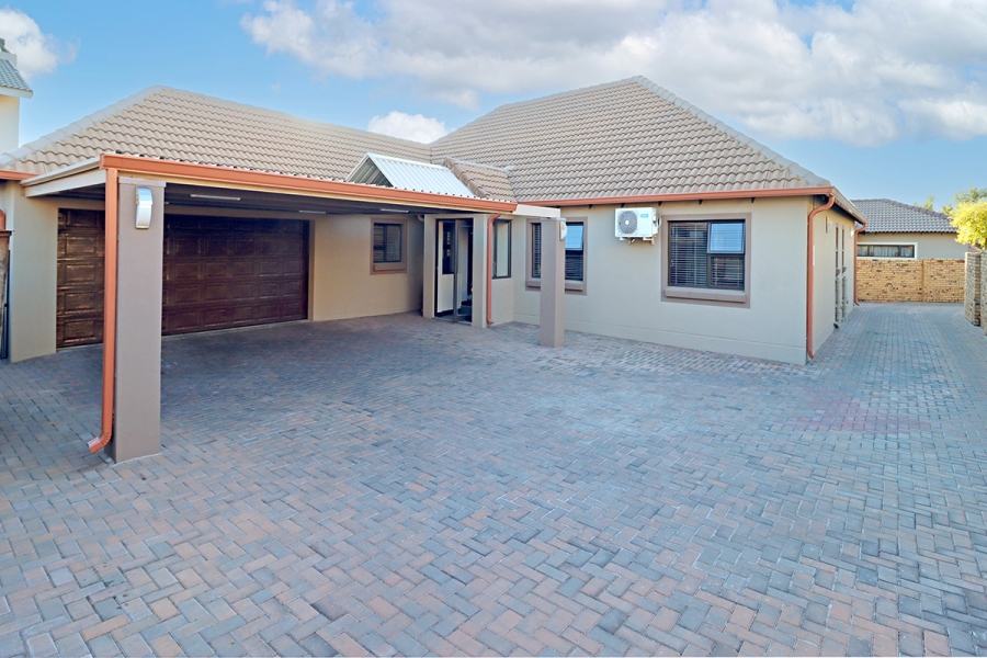 4 Bedroom Property for Sale in Greenstone Hill Gauteng