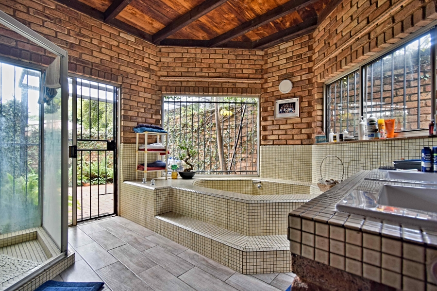 5 Bedroom Property for Sale in Florauna Gauteng