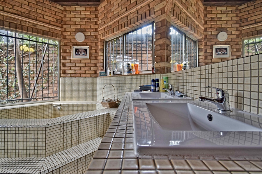 5 Bedroom Property for Sale in Florauna Gauteng