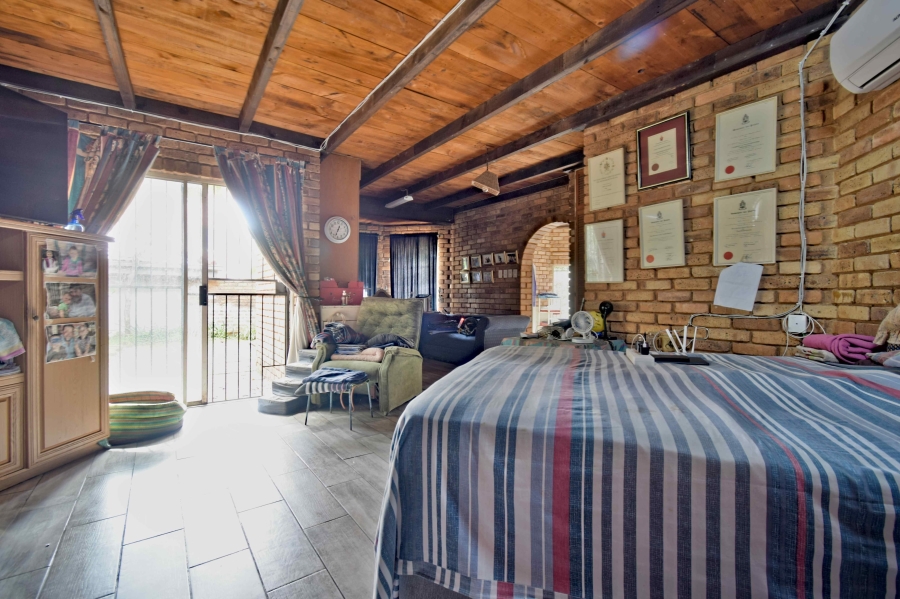 5 Bedroom Property for Sale in Florauna Gauteng