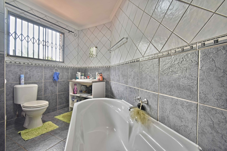 5 Bedroom Property for Sale in Florauna Gauteng