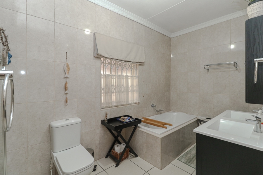 4 Bedroom Property for Sale in Strubenvale Gauteng