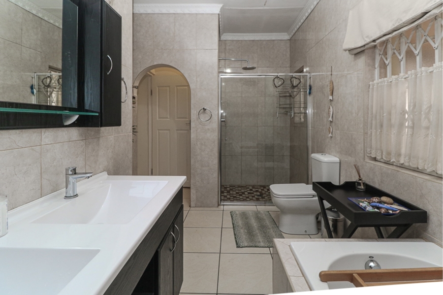 4 Bedroom Property for Sale in Strubenvale Gauteng