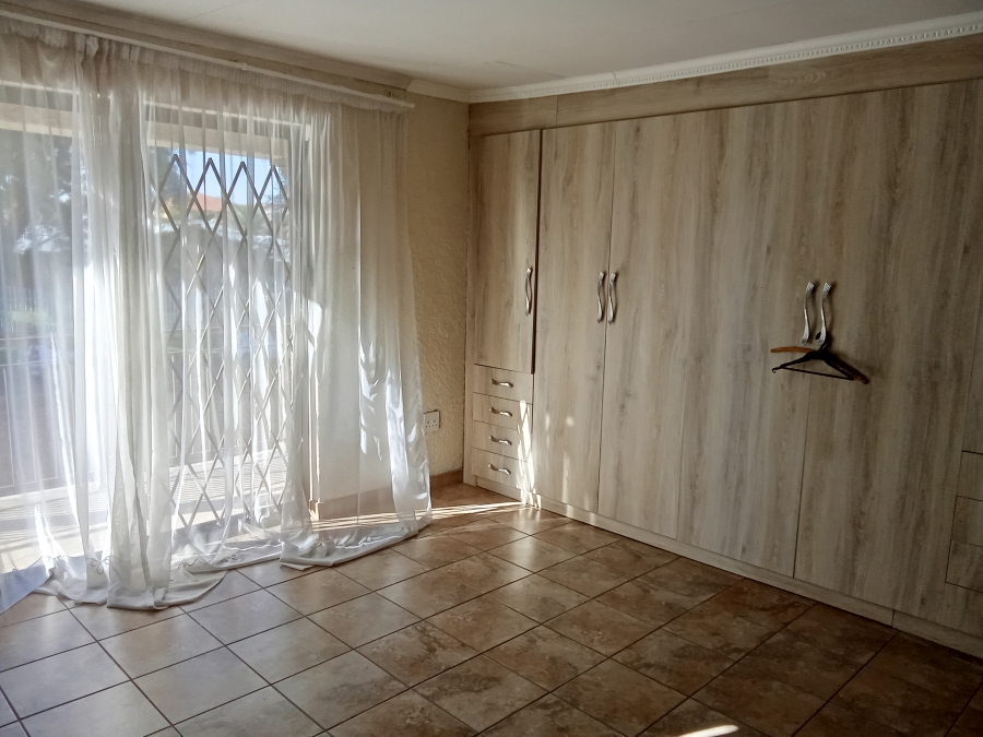 5 Bedroom Property for Sale in Witpoortjie Gauteng