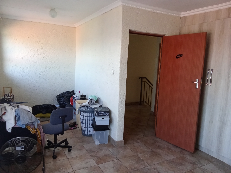 5 Bedroom Property for Sale in Witpoortjie Gauteng