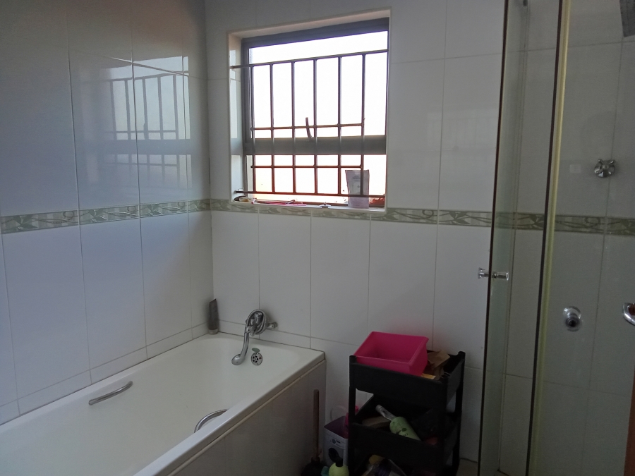 5 Bedroom Property for Sale in Witpoortjie Gauteng