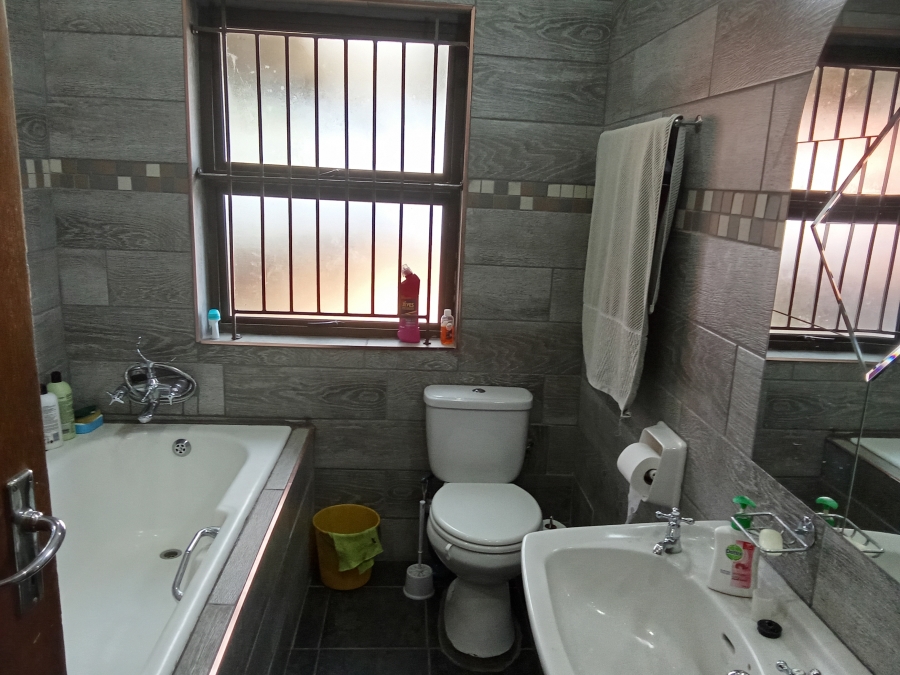 5 Bedroom Property for Sale in Witpoortjie Gauteng