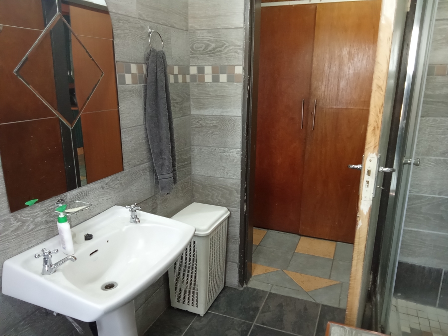 5 Bedroom Property for Sale in Witpoortjie Gauteng