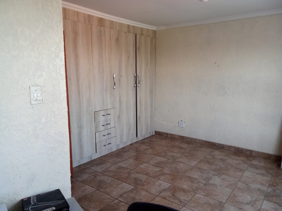 5 Bedroom Property for Sale in Witpoortjie Gauteng
