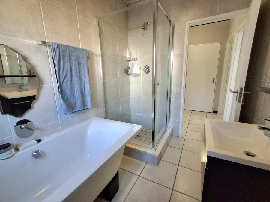 3 Bedroom Property for Sale in Greenstone Park Estate Gauteng