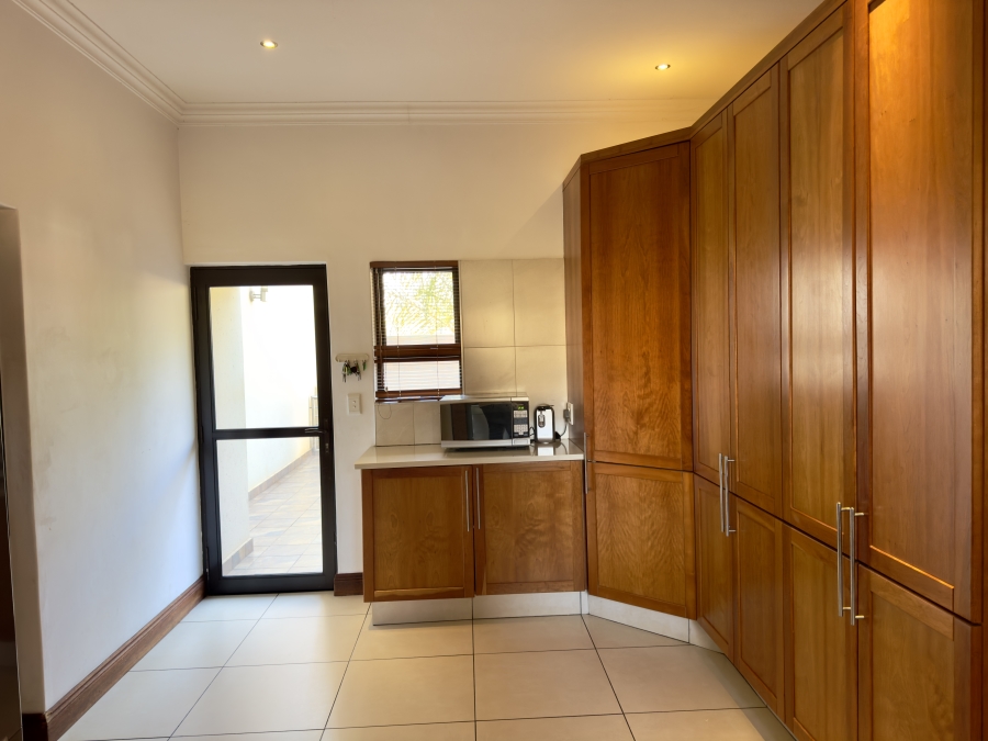 5 Bedroom Property for Sale in Mooikloof Glen Gauteng