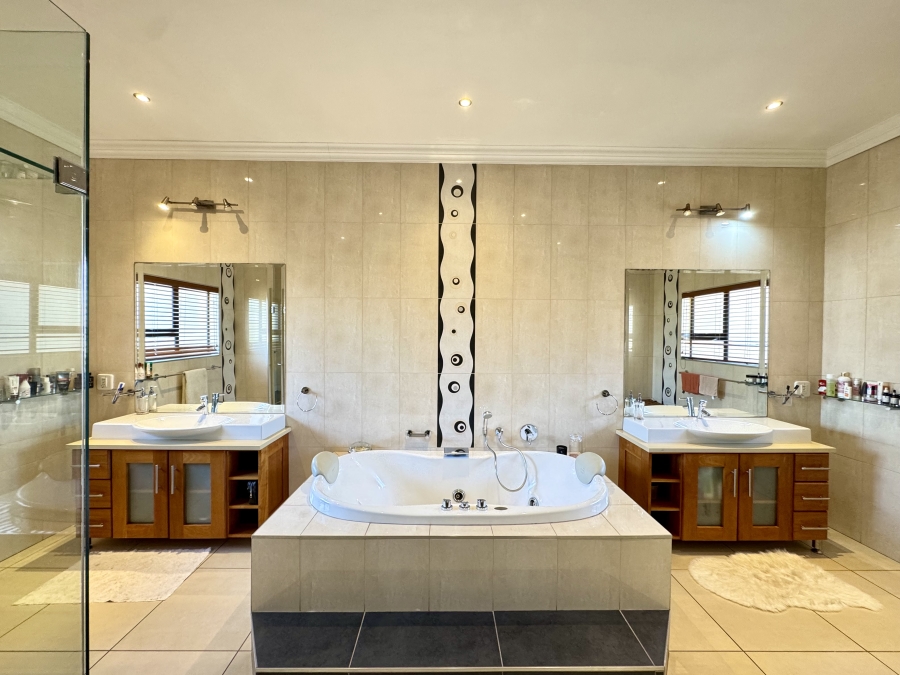 5 Bedroom Property for Sale in Mooikloof Glen Gauteng