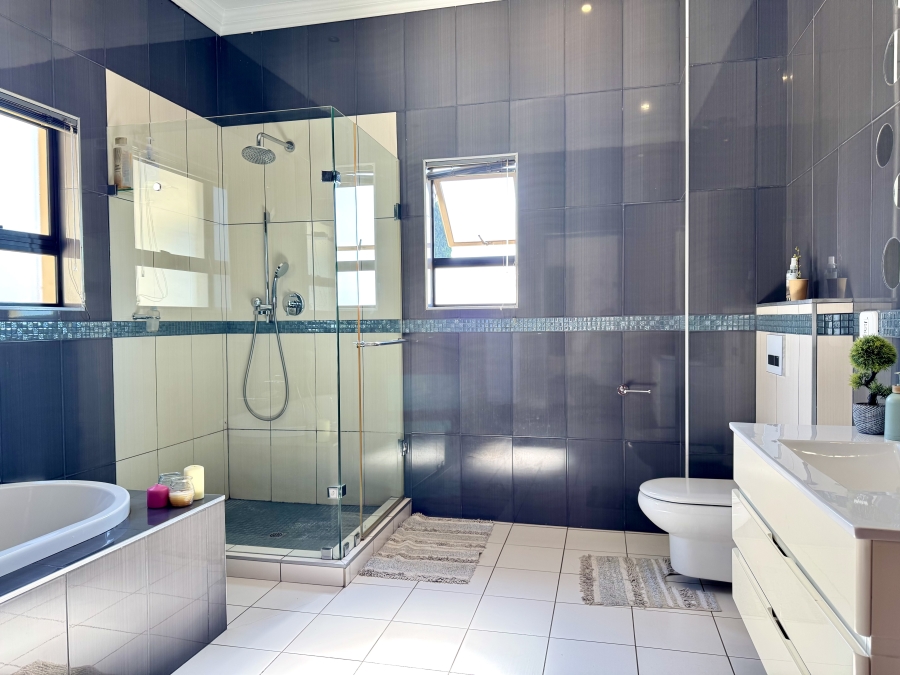 5 Bedroom Property for Sale in Mooikloof Glen Gauteng