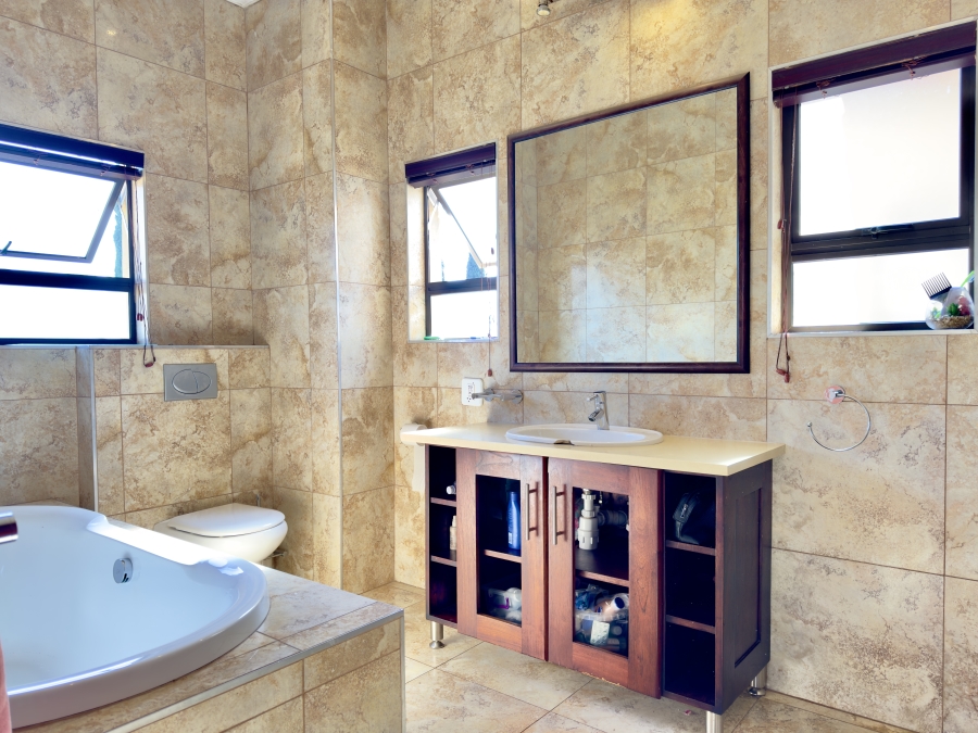 5 Bedroom Property for Sale in Mooikloof Glen Gauteng