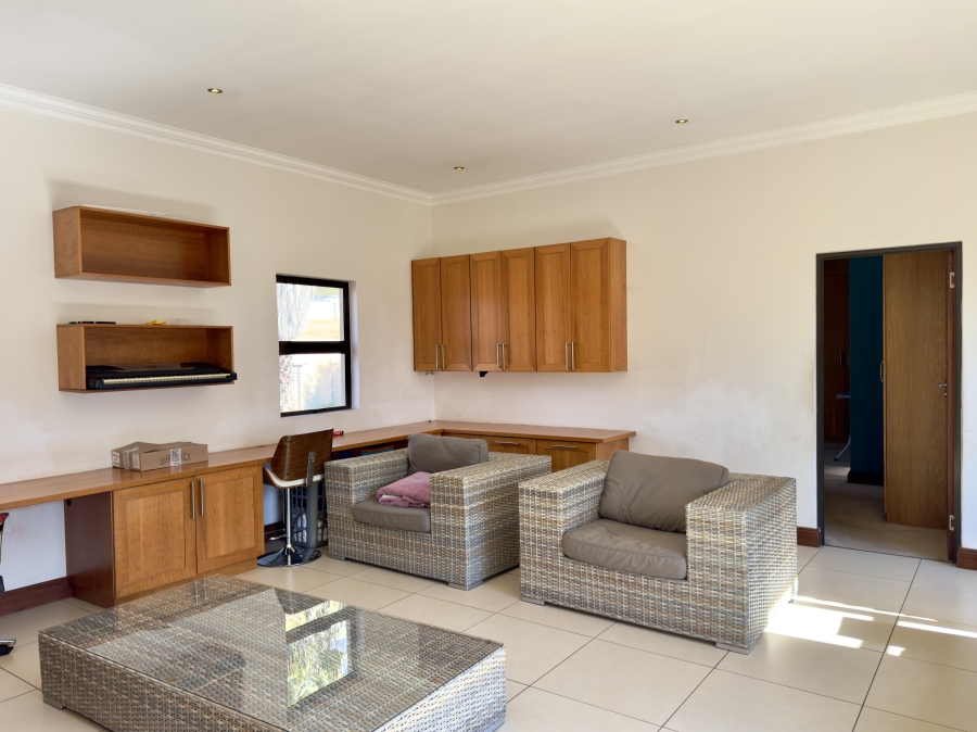 5 Bedroom Property for Sale in Mooikloof Glen Gauteng