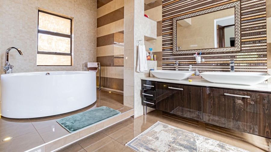 5 Bedroom Property for Sale in Woodmead Gauteng