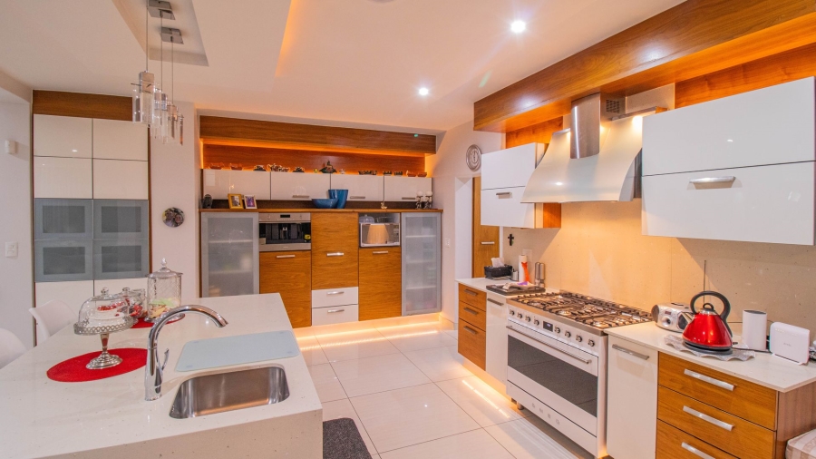 4 Bedroom Property for Sale in Featherbrooke Estate Gauteng