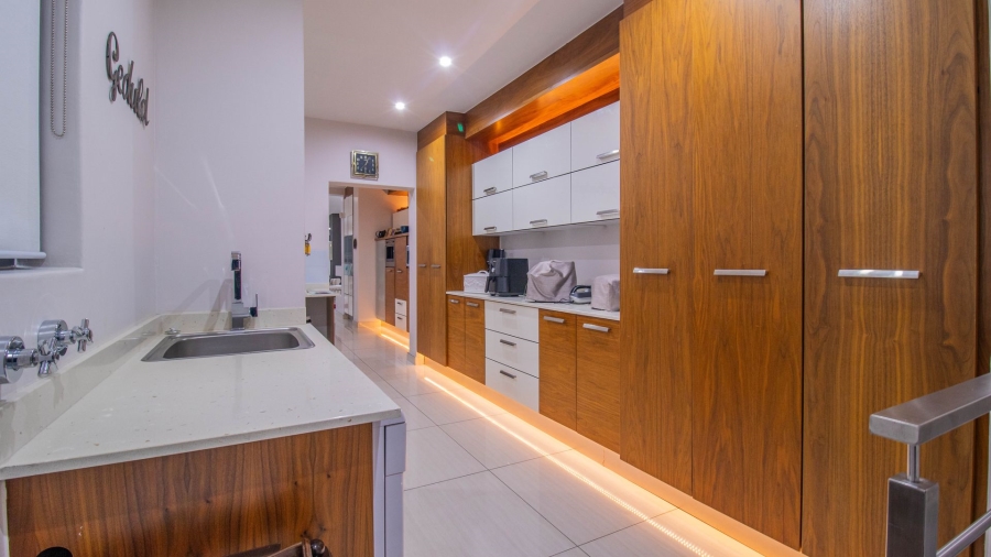 4 Bedroom Property for Sale in Featherbrooke Estate Gauteng
