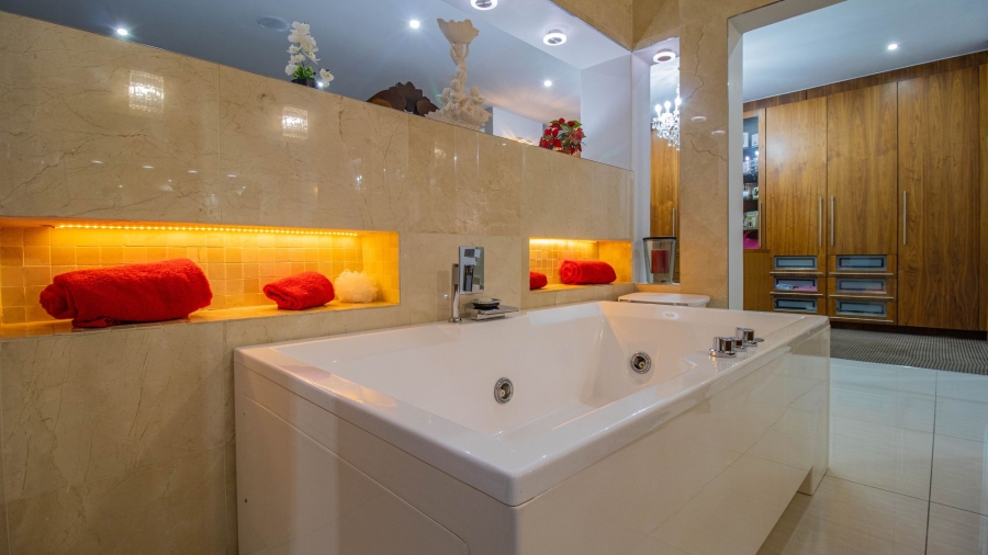 4 Bedroom Property for Sale in Featherbrooke Estate Gauteng