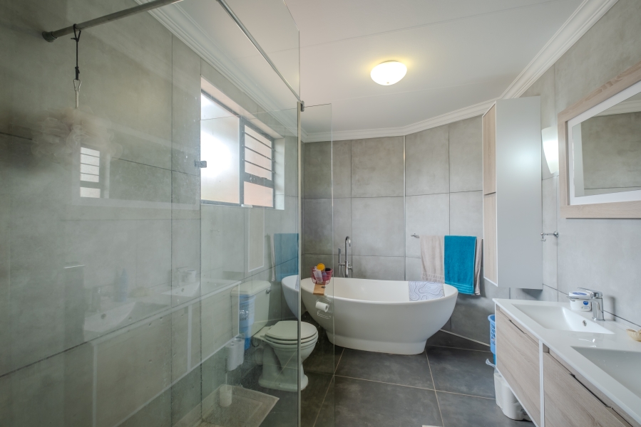 5 Bedroom Property for Sale in Waterkloof Ridge Gauteng