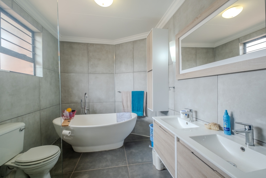 5 Bedroom Property for Sale in Waterkloof Ridge Gauteng