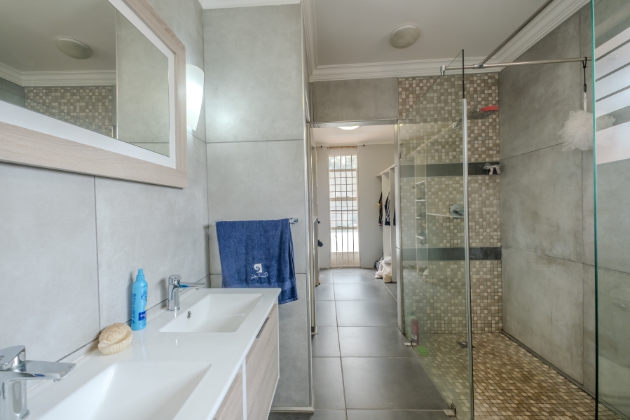 5 Bedroom Property for Sale in Waterkloof Ridge Gauteng